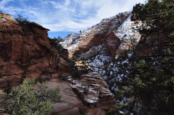 Trilha por um dos canions na parte alta do Zion National Park, em Utah, nos Estados Unidos